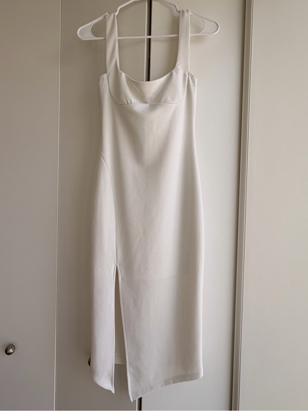 Elegant White Sleeveless Midi Dress with Front Slit